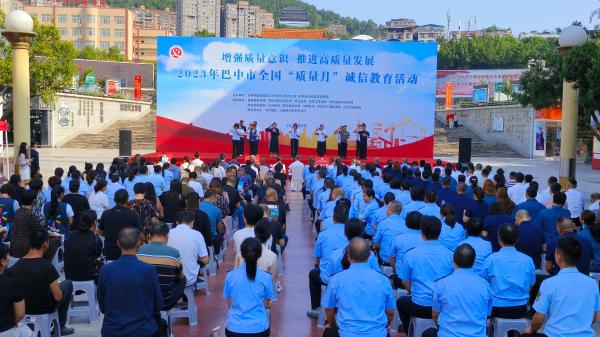 现场答疑解惑等形式,宣传产品质量安全,诚信经营,"12315"消费者维权等